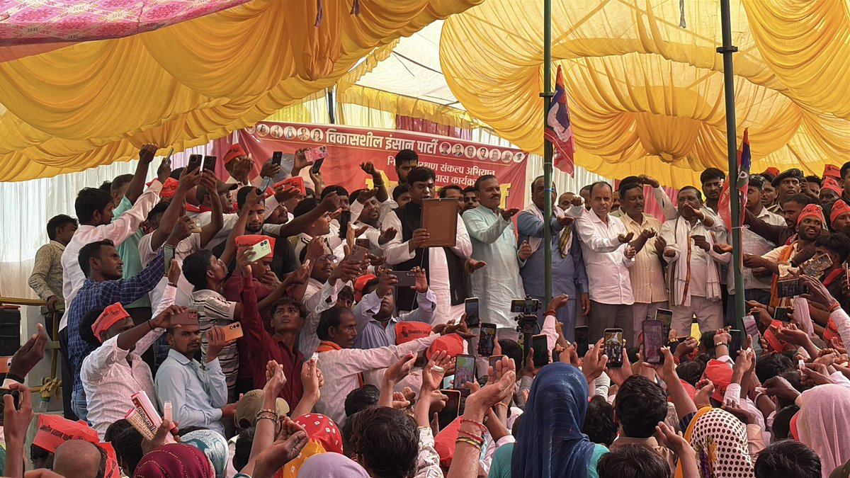 sonofmallah's tweet photo. उत्तर प्रदेश के शाहजहांपुर जनपद स्थित धर्मपुर में निषाद आरक्षण संकल्प यात्रा के तहत आयोजित विशाल जनसभा को संबोधित किया। जनसभा में उमड़े समाज के भाई-बंधुओं एवं माता-बहनों से हाथ में गंगाजल लेकर निषाद समाज के हक, अधिकार और आरक्षण के लिए संकल्प कराया। https://t.co/ybkL9zrUNo