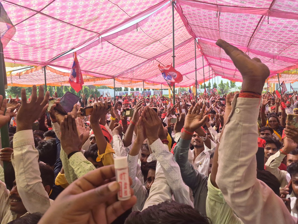 sonofmallah's tweet photo. उत्तर प्रदेश के शाहजहांपुर जनपद स्थित धर्मपुर में निषाद आरक्षण संकल्प यात्रा के तहत आयोजित विशाल जनसभा को संबोधित किया। जनसभा में उमड़े समाज के भाई-बंधुओं एवं माता-बहनों से हाथ में गंगाजल लेकर निषाद समाज के हक, अधिकार और आरक्षण के लिए संकल्प कराया। https://t.co/ybkL9zrUNo