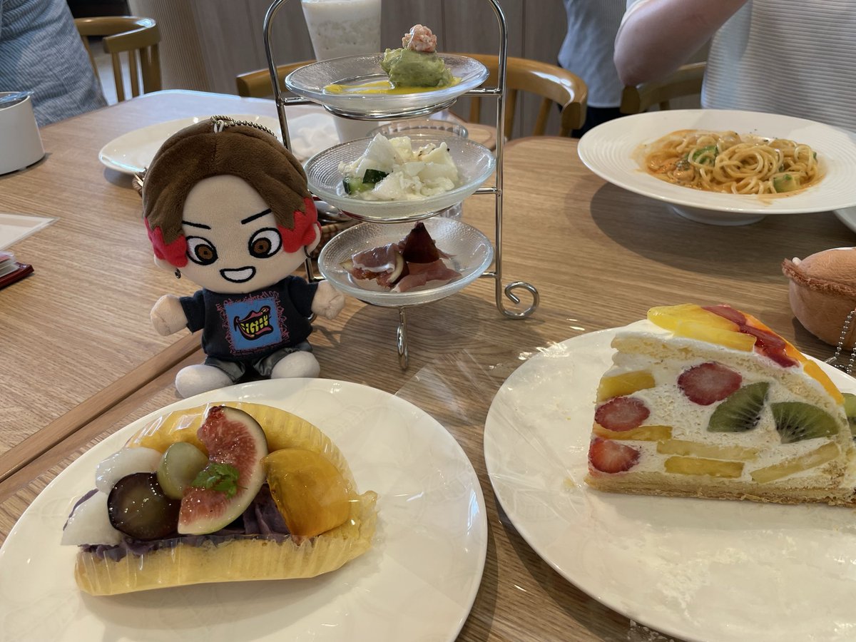 8assy's tweet photo. 今日は念願の甘味🍰
お店の混雑心配してたけど待ちゼロ入れてペロっと食べてしまった😋 https://t.co/YiZsZil6Cv