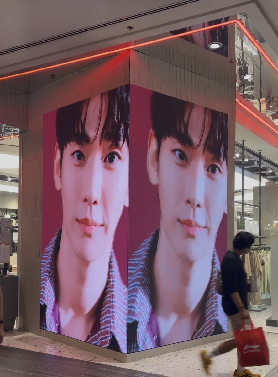 orange55Qp's tweet photo. BENCH‼️

この旅で何度も何度も
BENCH店舗訪問😂

Ayala mall店
Flagship Store店

ホテルで、各種サイズ&amp;デザインを試着して楽しみました♪

#KimSooHyunInManila
#BENCHXKIMSOOHYUN
#OurForeverWithYou

#KimSooHyun
#キムスヒョン https://t.co/OWlxWSoJYE
