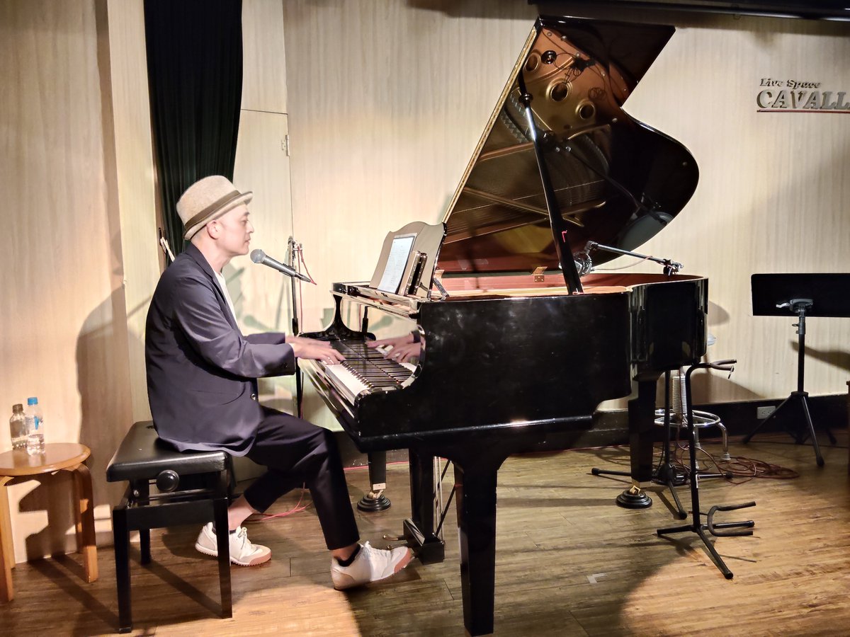 NTMntpp's tweet photo. 10番手、ピアノ弾き語り
#caz
さん、登場🎹🎤
レイアコ古参、
レイアコの良心です✨️
少年のような甘くどこまでも澄んだ声でカッコいいです🎶 https://t.co/lpFt9QAVy1