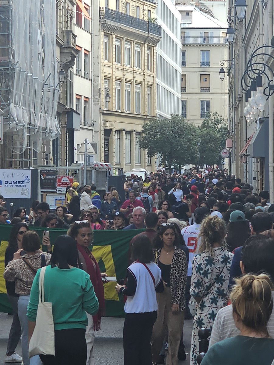 Thomas_Astruc's tweet photo. Uma multidão toma as ruas de Paris hoje para votar. O vermelho predomina nas roupas. https://t.co/ZLdEfxPvZ8
