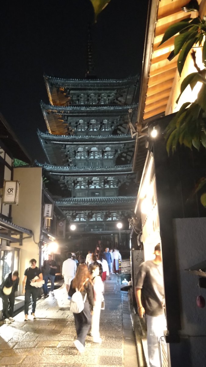 ybs809's tweet photo. 逃げ若コラボ、なんとか押し切った。

バス乗り間違えたり、タクシー課金したり、景品引換まで実にシビアな道中だったけど、夜に見る八坂の塔も乙なものだった。 https://t.co/6dOR6J7kAA
