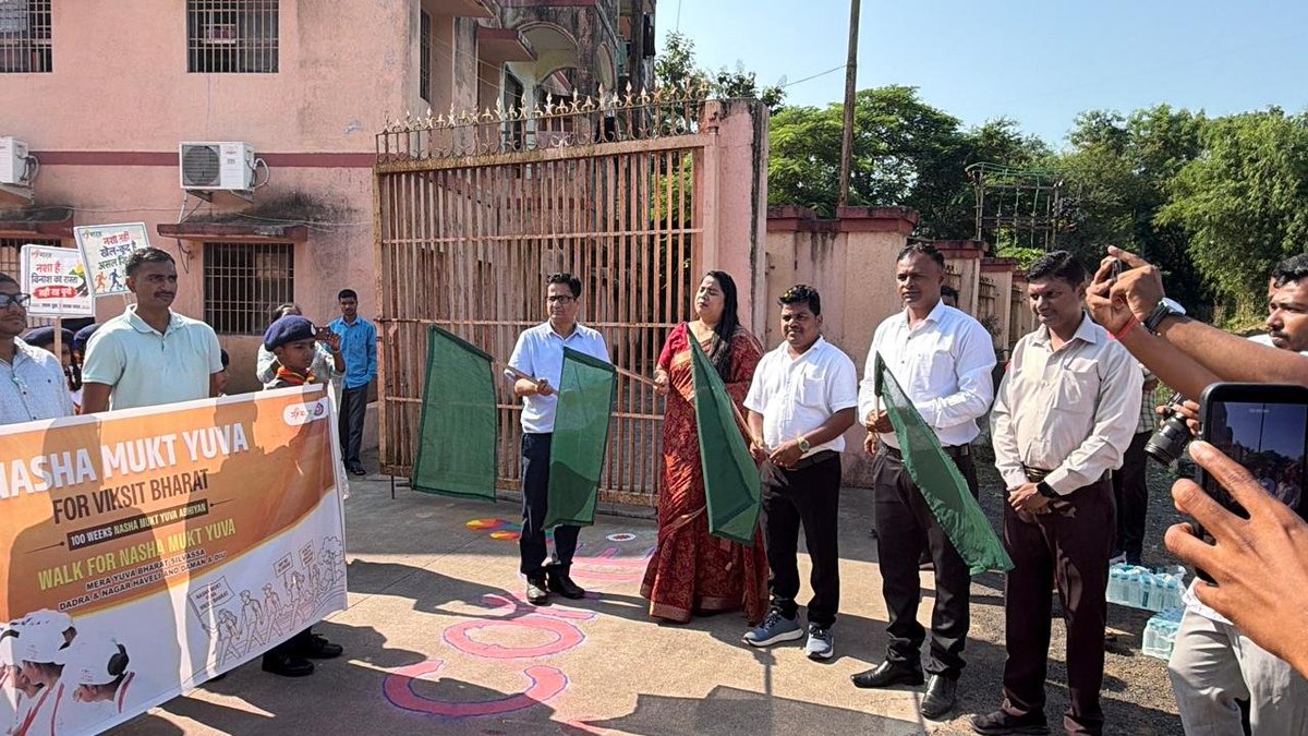 emrsdnh's tweet photo. 🇮🇳 
आज PM SHRI EMRS Shelti में नशा मुक्त भारत अभियान के तहत Health Pride Walk का आयोजन किया गया। विद्यार्थियों ने नशे से दूरी, स्वस्थ जीवन और जागरूक समाज का संदेश दिया।
नशा छोड़ें, स्वास्थ्य जोड़ें — नशा मुक्त भारत का संकल्प लें! 🇮🇳 @NESTSHQ @TribalAffairsIn https://t.co/EYQiRhtmoK