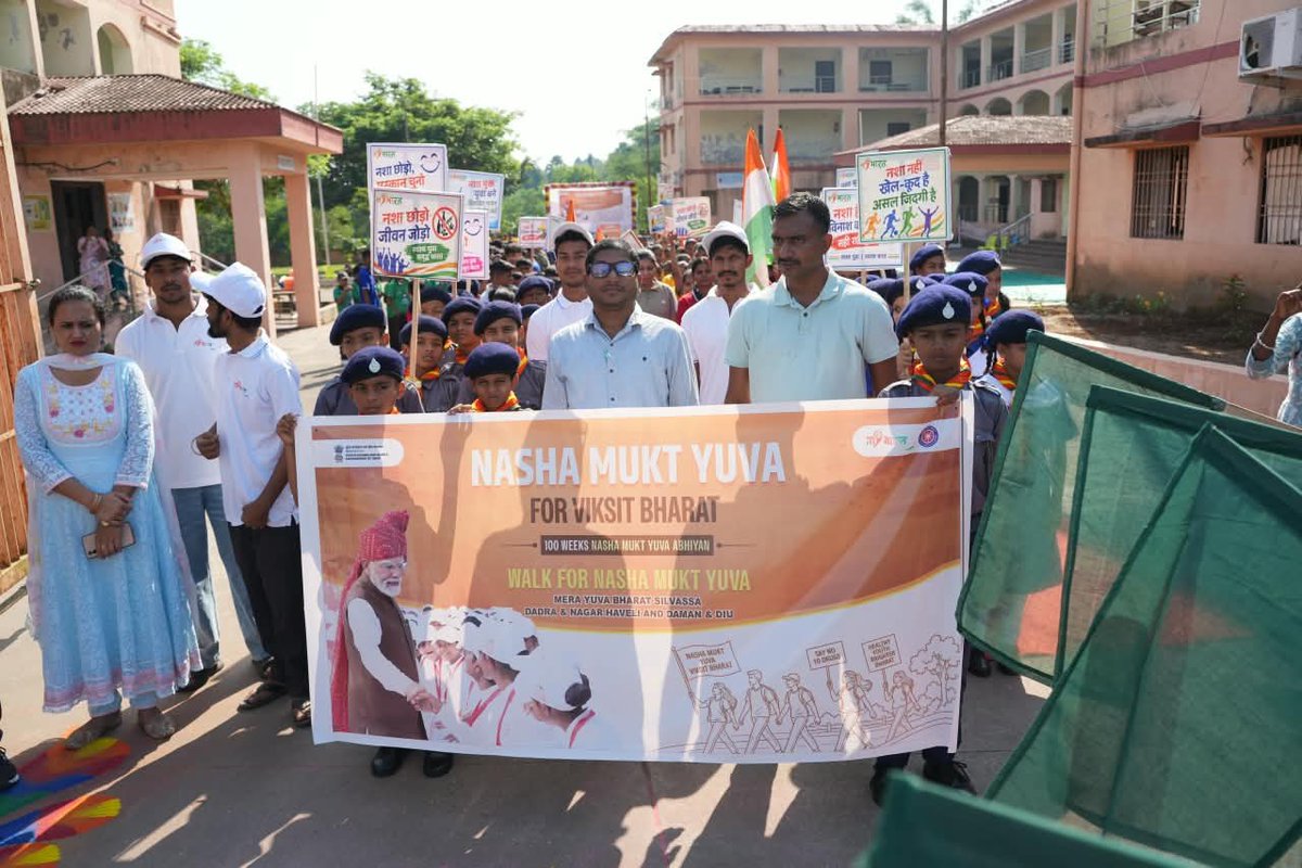 emrsdnh's tweet photo. 🇮🇳 
आज PM SHRI EMRS Shelti में नशा मुक्त भारत अभियान के तहत Health Pride Walk का आयोजन किया गया। विद्यार्थियों ने नशे से दूरी, स्वस्थ जीवन और जागरूक समाज का संदेश दिया।
नशा छोड़ें, स्वास्थ्य जोड़ें — नशा मुक्त भारत का संकल्प लें! 🇮🇳 @NESTSHQ @TribalAffairsIn https://t.co/EYQiRhtmoK