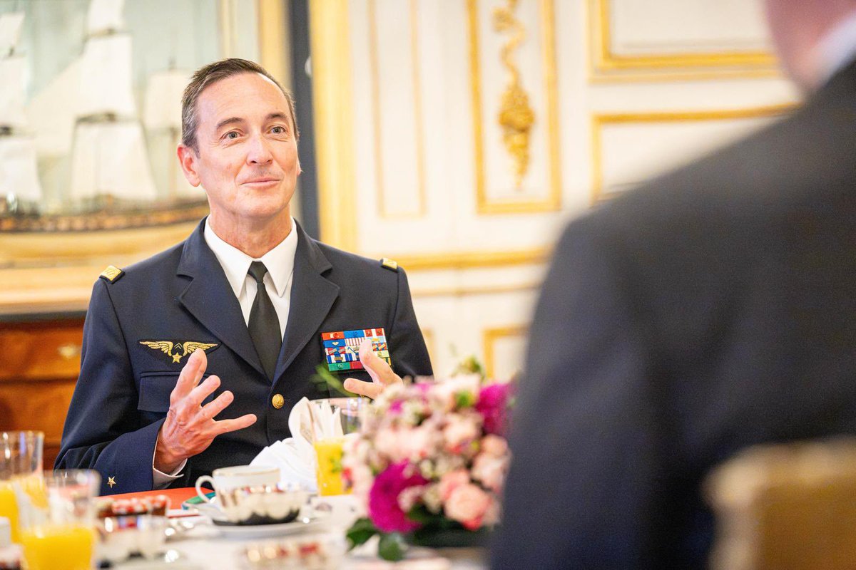 CEMA_FR's tweet photo. J’échange régulièrement avec des experts de l’intelligence artificielle pour mieux en comprendre les potentialités comme les risques, pour nos organisations comme pour nos opérations.

Discussion passionnante cette semaine avec Guillaume Poupard. 

Le développement de l’IA est fulgurant : course à la puissance de calcul, investissements et budgets dédiés colossaux.

L’IA transformera nos organisations et nos métiers. Mais elle ne changera pas la singularité de nos forces armées : rester en mesure d’agir dans l’incertitude, faire preuve d’audace et d’initiative. Maîtrise de l'emploi de la force par l'homme.

Nous avons en France des atouts exceptionnels pour ne pas subir et créer notre propre cadre d'emploi de l'IA pour la défense.