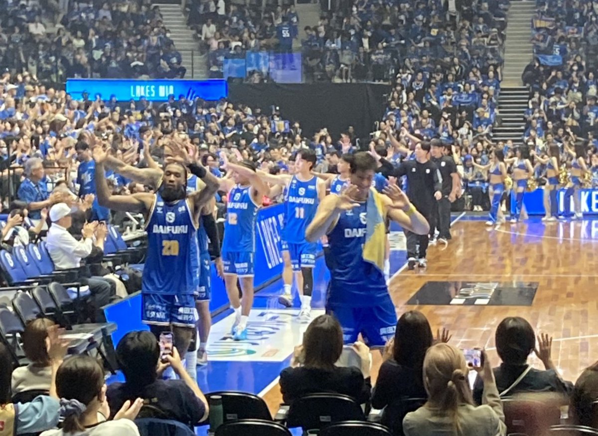 orudegaja's tweet photo. 皆様こんばんは！
滋賀レイクスホーム
★初勝利★
連携がとれていて最後まで
安心して見てられる試合⛹️
家族で参加できてよかった🏠️
フォローワーさんとも会えた⚡️
２日間バスケット観戦
お疲れ様でした😊
怪我なく勝利してよかった
明日からまた楽しい日々が過ごせそう♥
ありバモス
＃滋賀レイクス https://t.co/8zTXF24ZLd