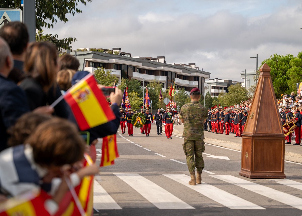 ayto_pozuelo's tweet photo. 🇪🇸 Pozuelo y los pozueleros hemos vuelto a estar a la altura con la Bandera de España y nuestras Fuerzas Armadas

🙏 Gracias a todos por acudir masivamente un año más https://t.co/8G1irQeOxv