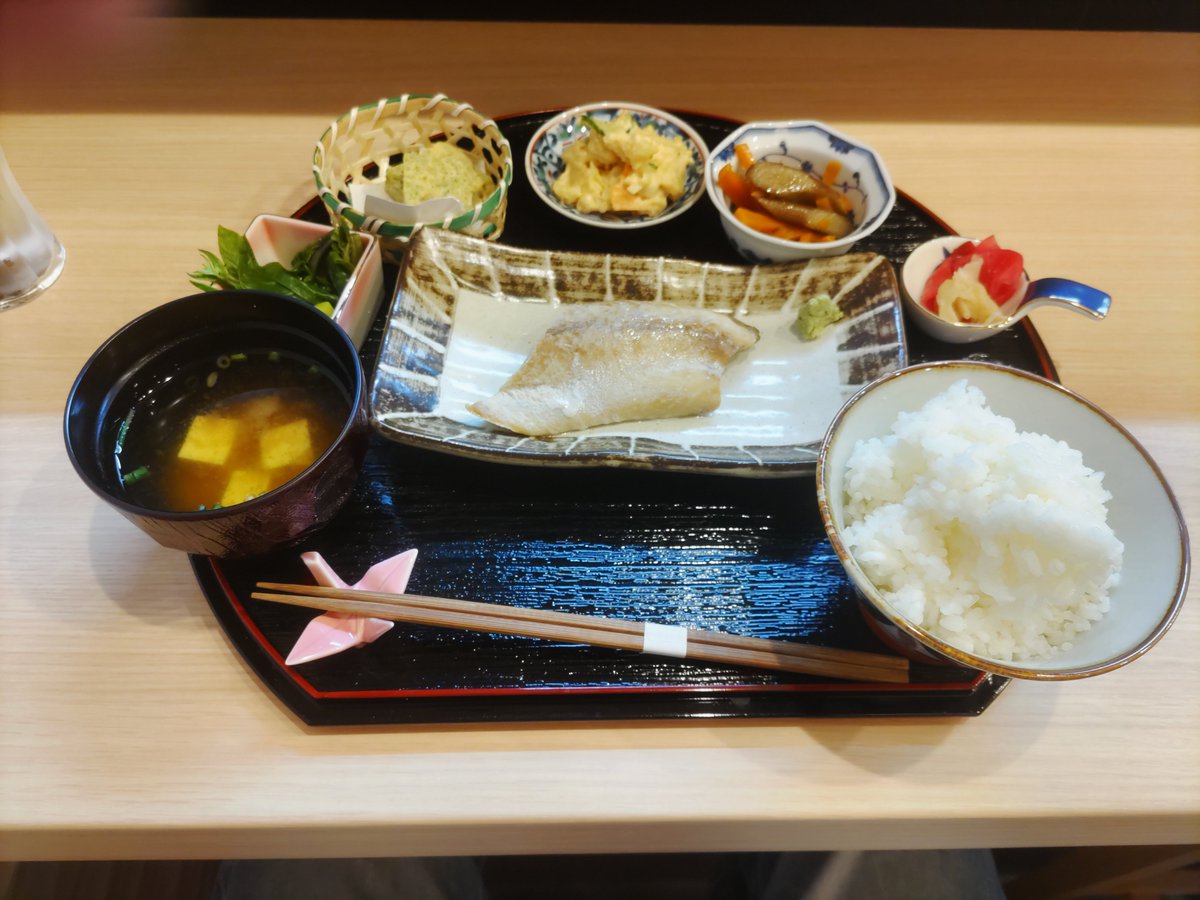 kattsman1969's tweet photo. オープン一週間の近所の小料理屋に行ってみた。
日曜日の遅めのランチ、魚定食をいただきました。
小鉢がたくさん付いて家庭の味を堪能。焼魚にワサビがサイコー、居心地抜群、今度は夜も行ってみたいな。

#三鷹
#小料理屋はじめの一歩 https://t.co/a6lPXV7doj