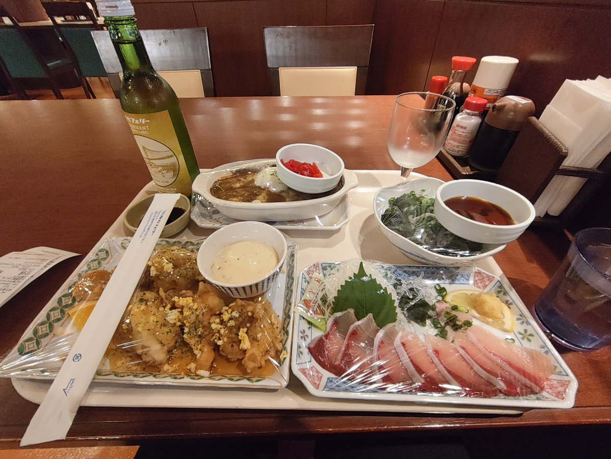 sa0jt's tweet photo. フェリーの夕食でも食べたいもの全部食べるスタイルです。 https://t.co/XStlsP5Vko