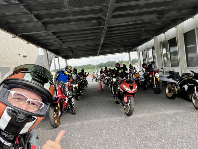 SMATECsagawa's tweet photo. MotoGP日本グランプリだった皆さま、お疲れ様でした！さて「スマテク走行会＠袖ケ浦」のお知らせです！絶好の🏍シーズン到来！サーキット初心者の方も大歓迎。📅10月17日（土）袖ケ浦フォレストレースウェイ。ぜひ一緒に走りましょう！(^^♪詳細＆お申し込みはこちら👉https://t.co/Mn4jknySz9 https://t.co/6dHC7tjhwj