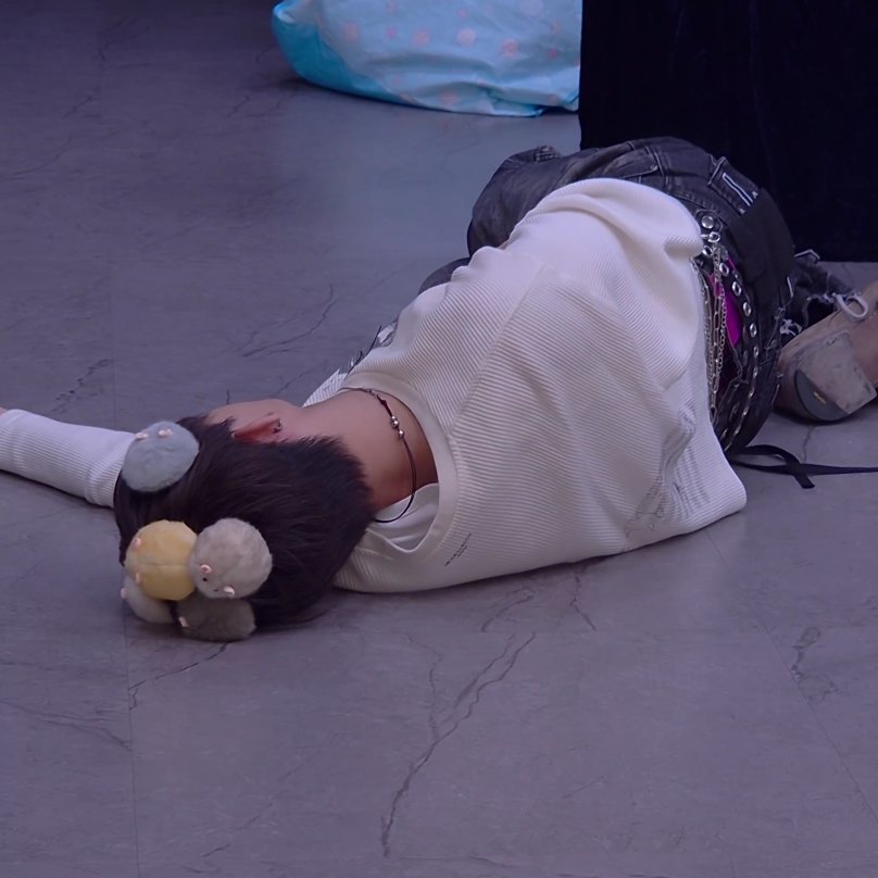 heesecams's tweet photo. always on the damn floor https://t.co/8EFcG4gvCC