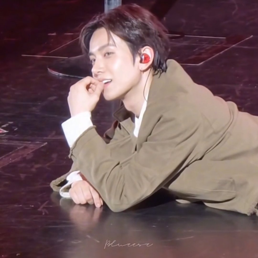heesecams's tweet photo. always on the damn floor https://t.co/8EFcG4gvCC