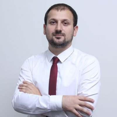 akincimecra's tweet photo. 🇦🇿 Azerbaycan'da muhalefet partisi olan AĞ Parti'nin genel başkan yardımcısı Kamran Memmedli'den Aliyev'e:

"Hiç kimse bizim iç işimize karışamaz" argümanını bugün ileri süren bazı politikacılar, siyasetçiler, aslında ciddi bir yanlışlığa yol veriyor.

Çünkü bu mantıkla gidersek, yarın Türkiye Ermenistan'la bütün ilişkilerini en yüksek seviyeye çıkarsa, Erivan'a silah satsa, anti-Azerbaycan tavrı takınsa, o zaman hiç kimsenin sesini çıkarmaya hakkı kalmayacak.

Çünkü bu da Türkiye'nin "kendi iç işi" olacak, öyle değil mi?

Ve daha düne kadar Türkiye seçimlerini sabahtan akşama kadar televizyon ekranlarında tartışan, Erdoğan-CHP kavgasında canla başla taraf tutup komşu devletin her adımını denetleyen siz değil miydiniz?

İşinize geldiğinde "bir millet, iki devlet", hoşunuza gitmeyen bir eleştiri duyduğunuzda ise "bağımsız ülkeyiz, karışmayın" mı?