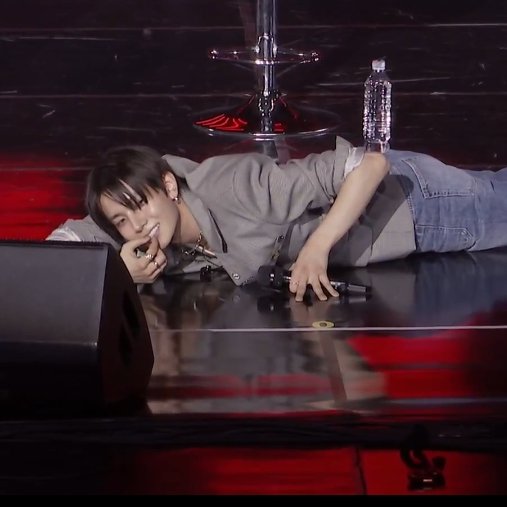 heesecams's tweet photo. always on the damn floor https://t.co/8EFcG4gvCC
