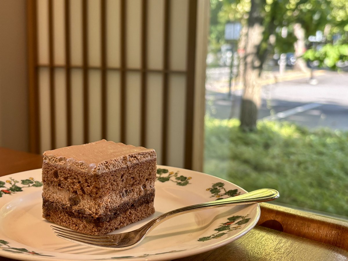 acieloaperto's tweet photo. なんだかんだで北海道ではいつもお腹パンパンなので、六花亭のイートインは初利用かも。

ケーキはお値段も良心的で美味しい。
カレーやハヤシライスも食べてみたいんだけど、食事の計画が難しい。

紅葉も綺麗で癒される🍁 https://t.co/BaE9JzH3Vj