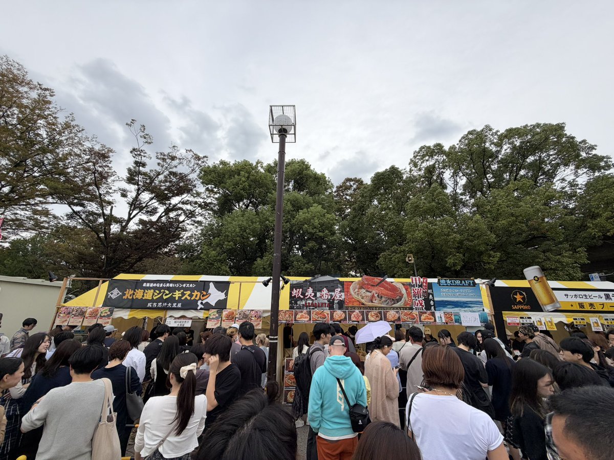 fumi_limu's tweet photo. 北海道フェア久しぶりに行ってきたー
奥さんと現地集合して

やっぱり凄い人だった
並んで食べて並んで食べて
食べ並んで飲んで並んで　笑

ついつい無駄遣いしてしまいましたが美味かったー楽しかったー

#北海道フェア https://t.co/emDeKH5Xls
