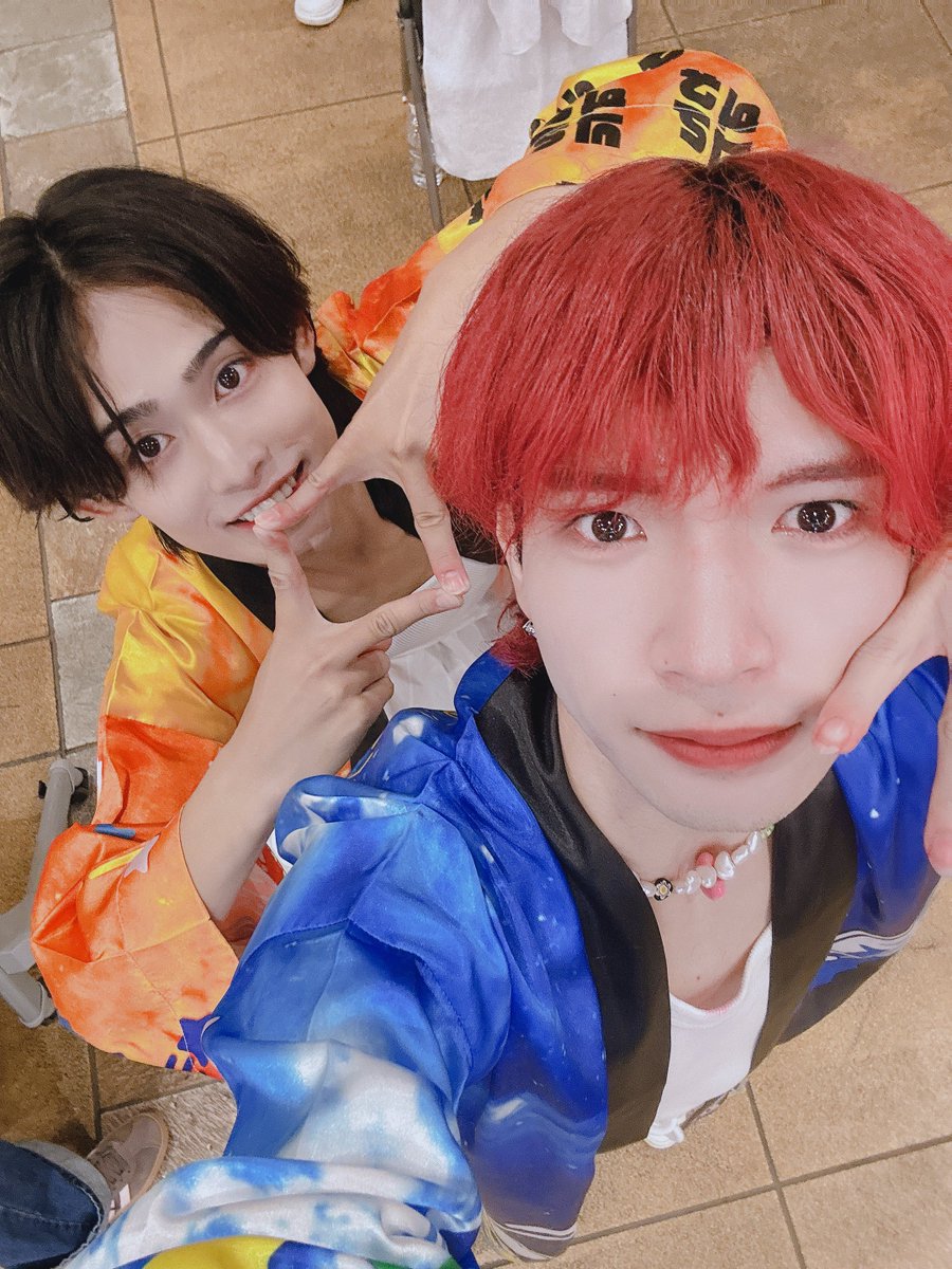 7na12se's tweet photo. 10/4 ビナウォーク海老名🦐フリーライブ❣️
会いに来てくれたミリオンズありがとっ！！
凄い沢山の方が僕らのLIVE観てくれて、
初めての方も足を止めて観てくれて超嬉し
かったし、前にも詰めてくれて感謝してる🙌
青のペンライトも沢山エネルギーになった💙𓈒
いつも支えてくれてありがとうう！！！

��リオンズのコールめっちゃ響いてたし、
ペンライトもいっぱい振ってくれてる景色
しっかり目に焼き付けたぞぉぉ😽😽
今日言えなかったコールは次に活かしましょう

次のLIVEは10/6 池袋サンシャインシティ
噴水広場⛲️にてフリーライブだよ❤️‍🔥❤️‍🔥❤️‍🔥
1部14:00〜/2部17:30〜でこの日なんと、、
       🎉🎂💐100STARS 2周年🎂💐🎉
平日やけど沢山の方に見に来て欲しい！！！
その後は"2nd Anniversary Event"もあるよ!!!

100STARSの事もっと好きになる1日に
なってくれたらめっちゃ嬉しい💭💭
僕らの事もつと知ってねっ✌️✌️