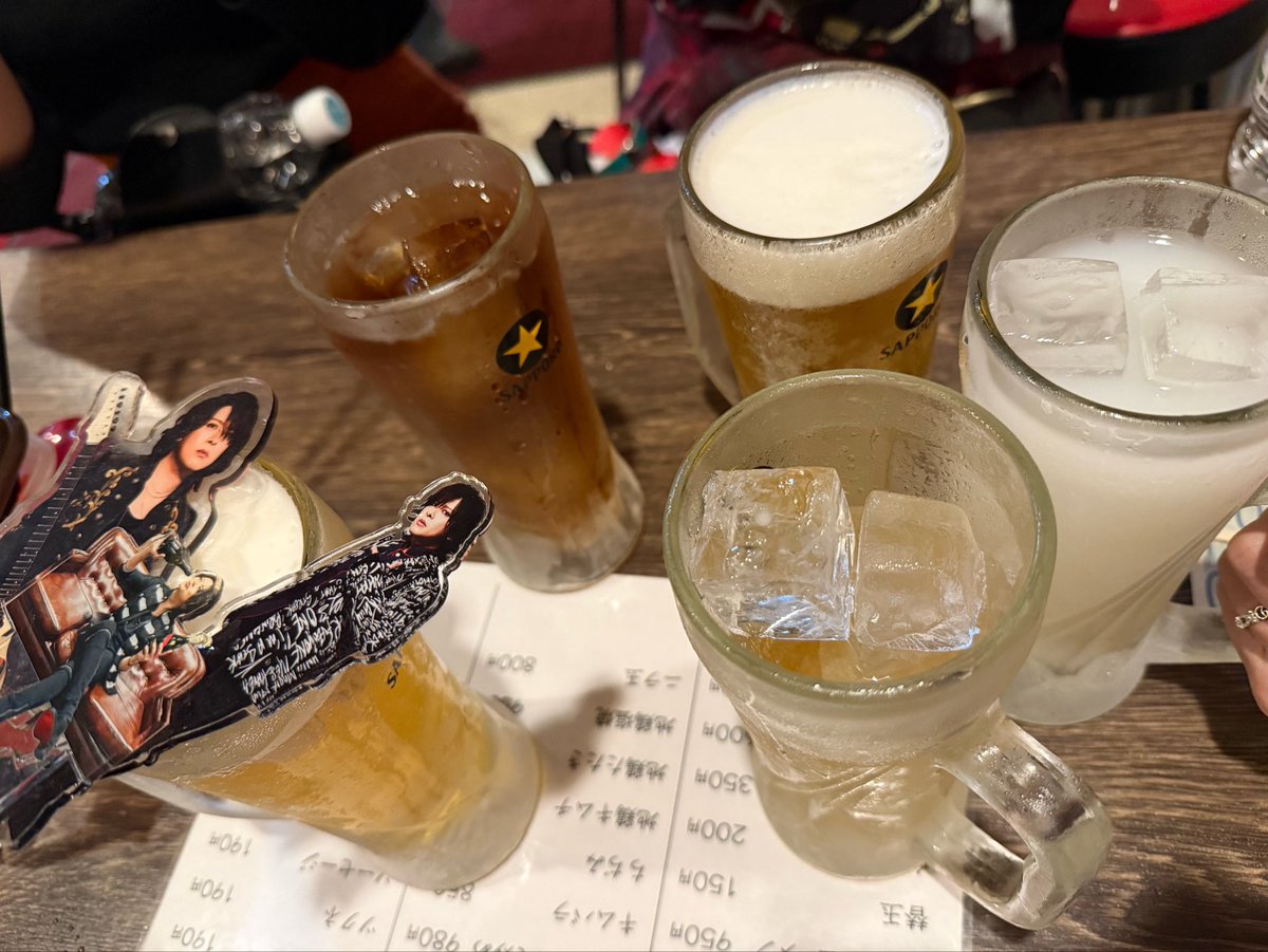starninepon's tweet photo. 栄喜道@福岡DRUMBe-1

今日の栄喜さんはメガネだったよ🤓
出て来た時ビックリしたよ。
カッコよかった🥰
大阪でコンタクトが目の中で破れたらしく😖眼科に行って取ってもらったんだって。
Zoffに並んで買ったらしいよ。

セトリはA.BならBの方でした。
MCで打ち上げ場所と時間言ってしまっていた笑 https://t.co/hCnA6yT1i1