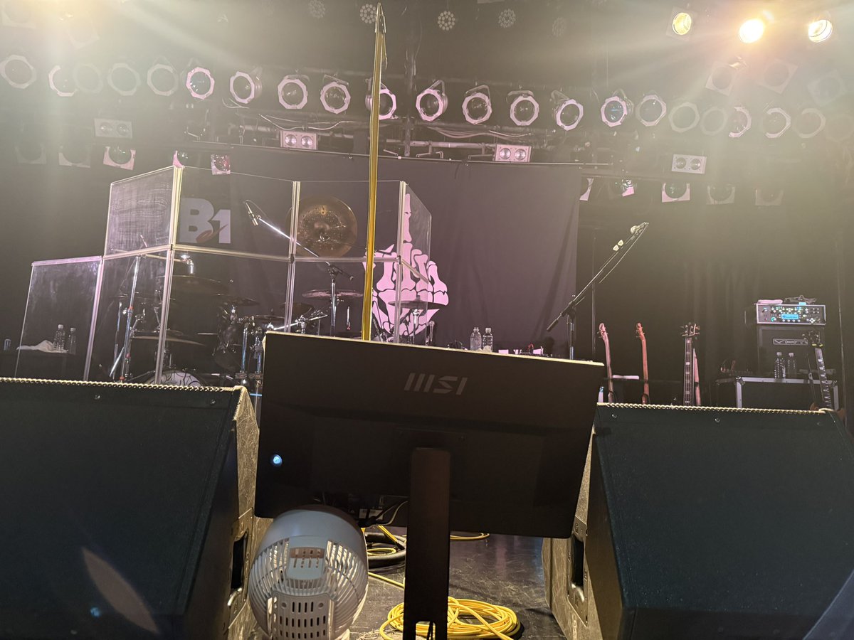 starninepon's tweet photo. 栄喜道@福岡DRUMBe-1

今日の栄喜さんはメガネだったよ🤓
出て来た時ビックリしたよ。
カッコよかった🥰
大阪でコンタクトが目の中で破れたらしく😖眼科に行って取ってもらったんだって。
Zoffに並んで買ったらしいよ。

セトリはA.BならBの方でした。
MCで打ち上げ場所と時間言ってしまっていた笑 https://t.co/hCnA6yT1i1