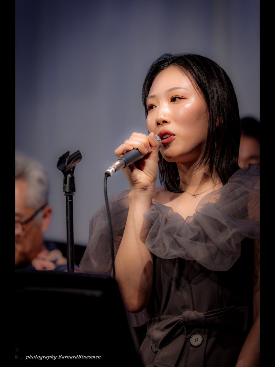BarnardBluesmen's tweet photo. Musicianの肖像

野口 久瑠美 さん（Vo）
（happy pine）

ハママツ ジャズデイ 2026

#stagephoto
#musicianの肖像
#lumixjapan 
#hyfilter 
#hamamatsujazzday2026

LUMIX DC-S1M2ES
LUMIX S PRO 70-200mm F2.8 O.I.S. https://t.co/E0GpiwqR2w