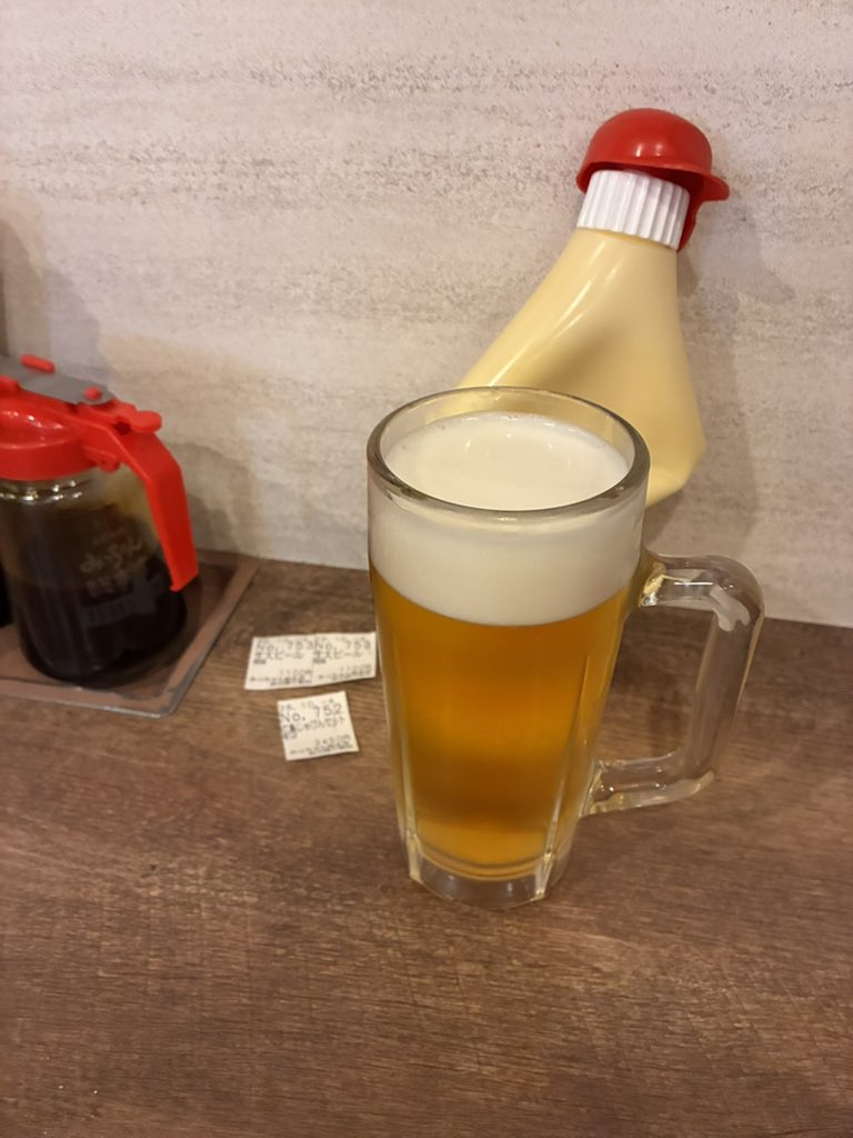 leonstail's tweet photo. 広島に出張なり。お好み焼きセットで注文。セットはビール付きなのに知らずにビール大を頼んでしまい。自分的ビール飲み放題。以外に辛いかもw https://t.co/NkAxdejFuW