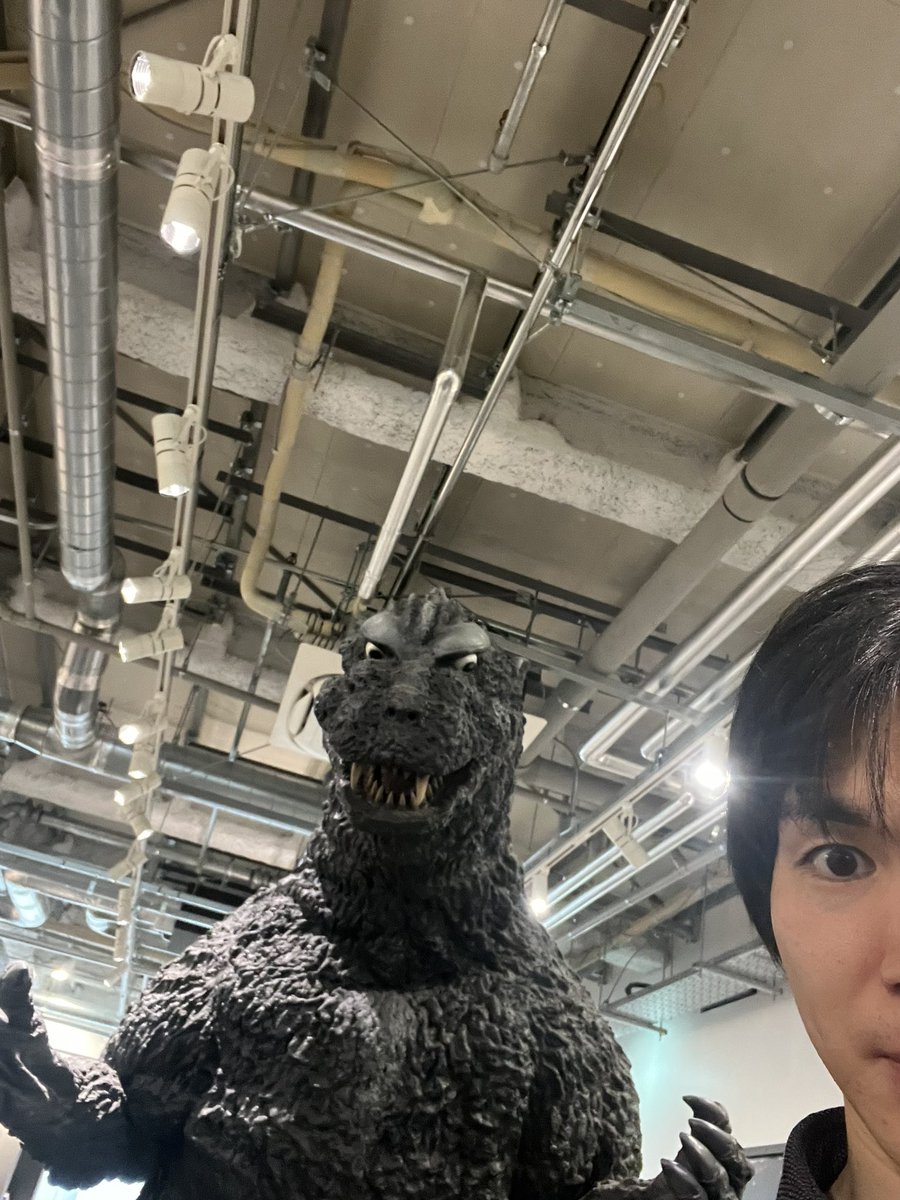 utoTHEone's tweet photo. 昨夜の残業疲れが残ったまま日帰り遠征ライブしてきましたが、さすがに疲れました。
でも久々の屋外で楽しかった！てかPAさんが現場をキチッと整えてくれてやりやすかったな。
ライブ後はちょっと足を伸ばして、幼少期の私を育てたゴジラ様やマン兄さんに会いに行ってきました。 https://t.co/1SOOB6crHS