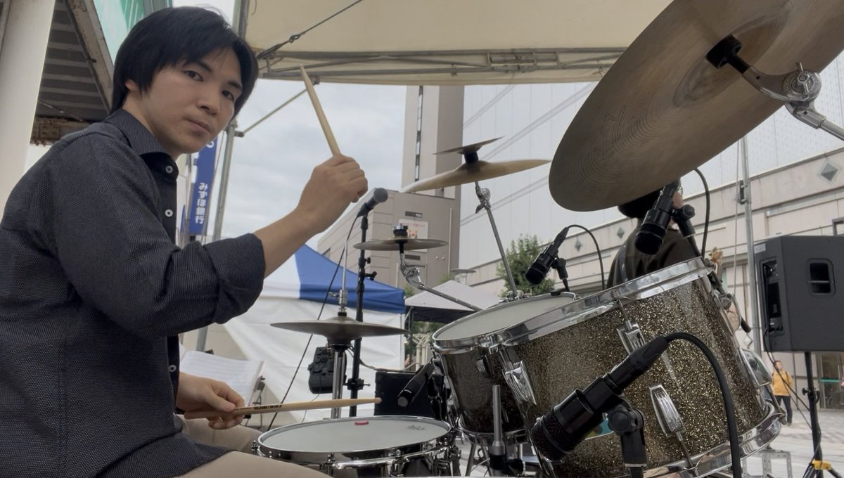 utoTHEone's tweet photo. 昨夜の残業疲れが残ったまま日帰り遠征ライブしてきましたが、さすがに疲れました。
でも久々の屋外で楽しかった！てかPAさんが現場をキチッと整えてくれてやりやすかったな。
ライブ後はちょっと足を伸ばして、幼少期の私を育てたゴジラ様やマン兄さんに会いに行ってきました。 https://t.co/1SOOB6crHS