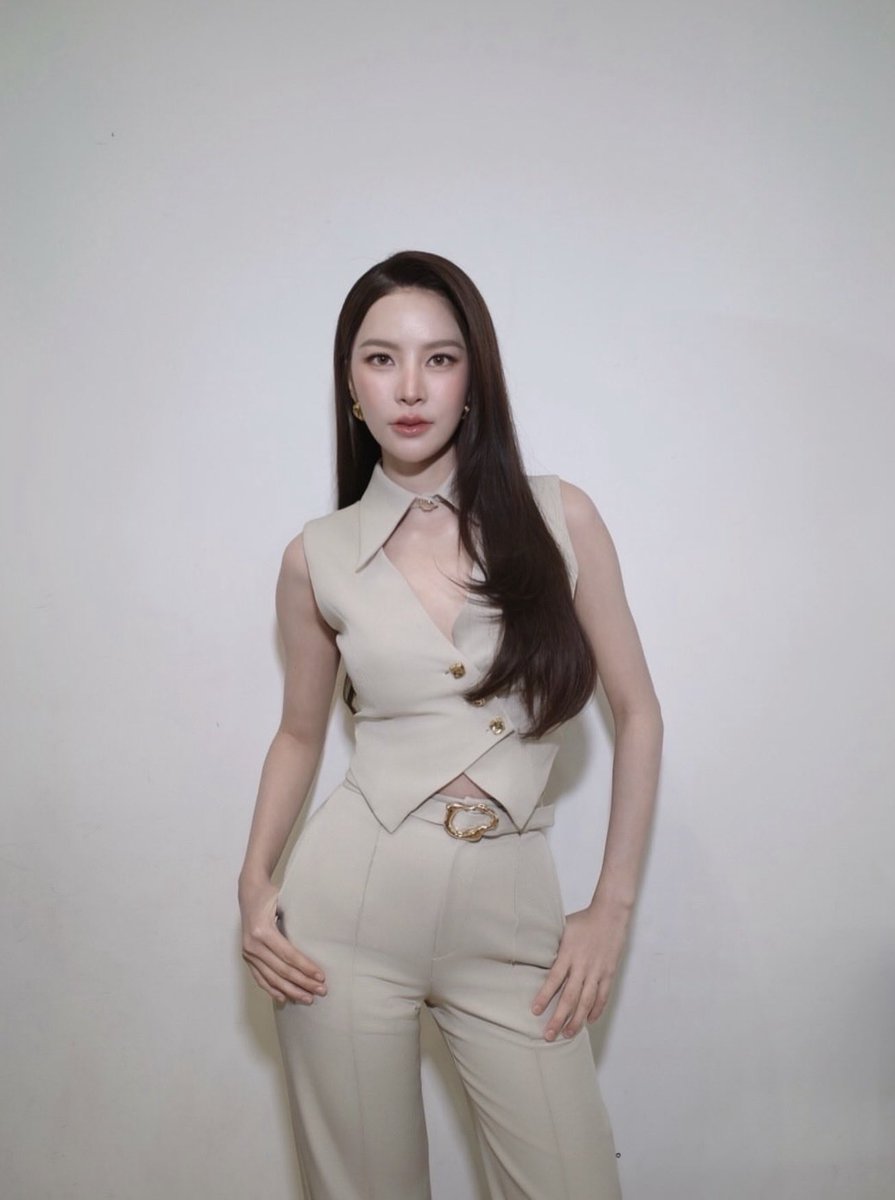 ThePNB_TH's tweet photo. PNB Update  ༘♡📢 
📸 IG post : puinoon.wrsr

🤏🏻

👗: @valentier_official 
💄: @doublesix.aumz
👩🏻‍🦰: @bank.soul.hair

https://t.co/xaLLUPewwP

#ปุยนุ่นวรางค์ศิริ 
#Puinoonwrsr https://t.co/v1u3sKTSpT
