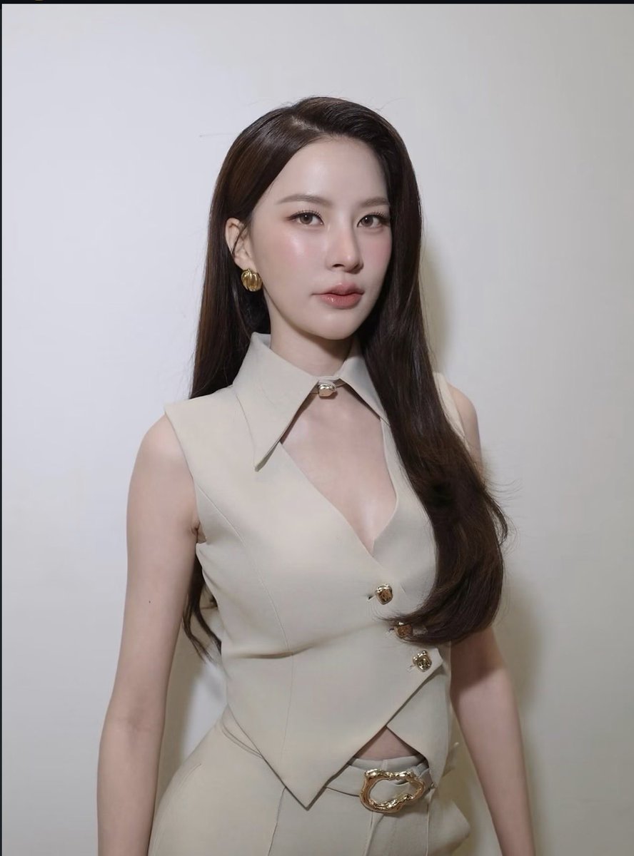 ThePNB_TH's tweet photo. PNB Update  ༘♡📢 
📸 IG post : puinoon.wrsr

🤏🏻

👗: @valentier_official 
💄: @doublesix.aumz
👩🏻‍🦰: @bank.soul.hair

https://t.co/xaLLUPewwP

#ปุยนุ่นวรางค์ศิริ 
#Puinoonwrsr https://t.co/v1u3sKTSpT