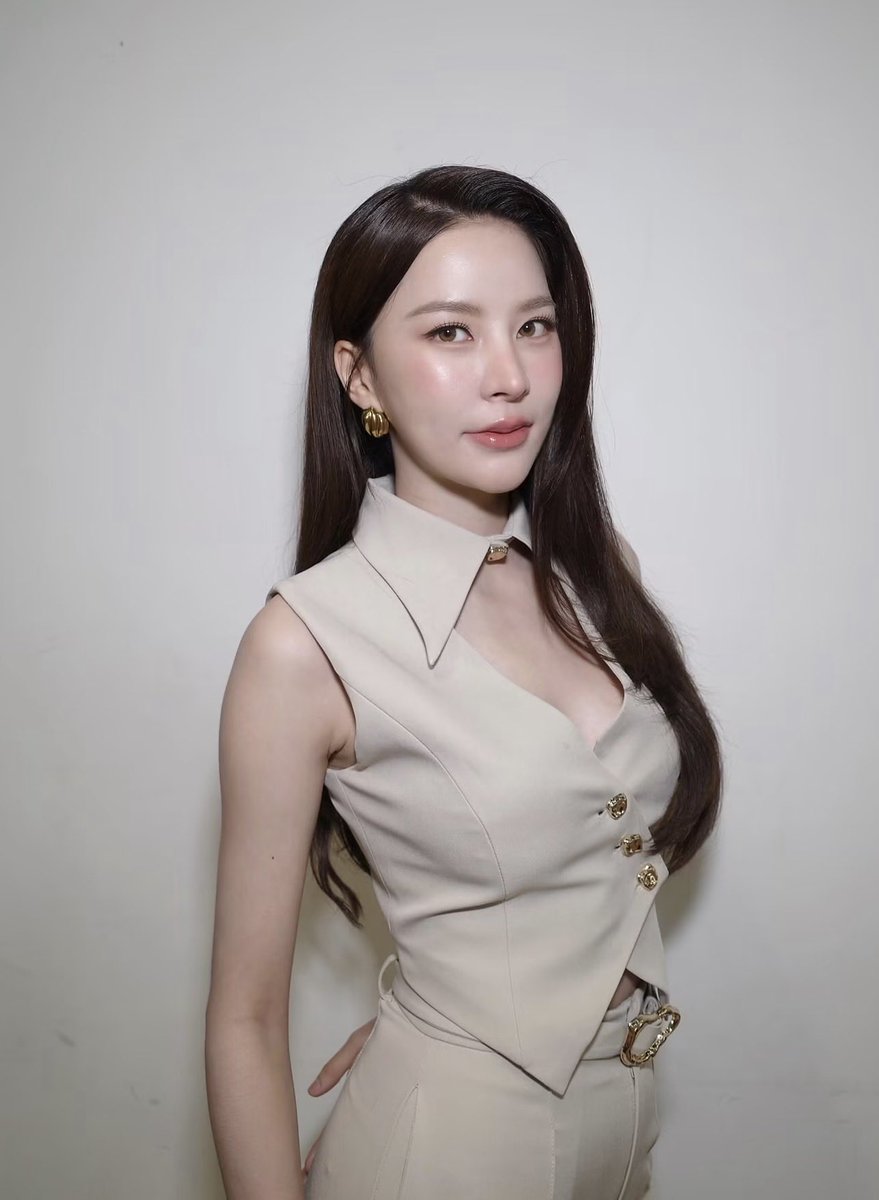 ThePNB_TH's tweet photo. PNB Update  ༘♡📢 
📸 IG post : puinoon.wrsr

🤏🏻

👗: @valentier_official 
💄: @doublesix.aumz
👩🏻‍🦰: @bank.soul.hair

https://t.co/xaLLUPewwP

#ปุยนุ่นวรางค์ศิริ 
#Puinoonwrsr https://t.co/v1u3sKTSpT