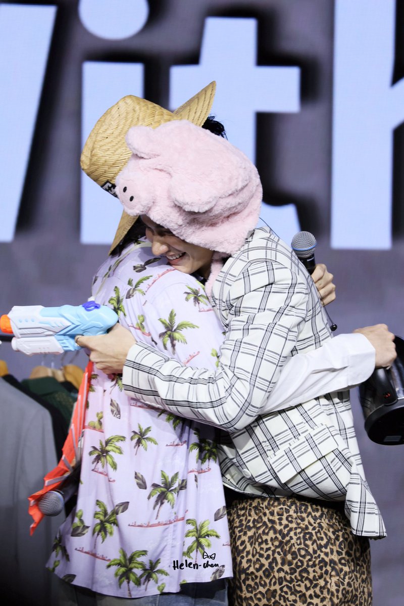 HelenChen144478's tweet photo. “好默契”

TAYNEW POLCASAN IN TAIPEI
#TayNewPolcasanFamilyTripinTaipei
#Tawan_V #newwiee 
#เตนิว 
@Tawan_V @new_thitipoom https://t.co/rWcqeNVJrg