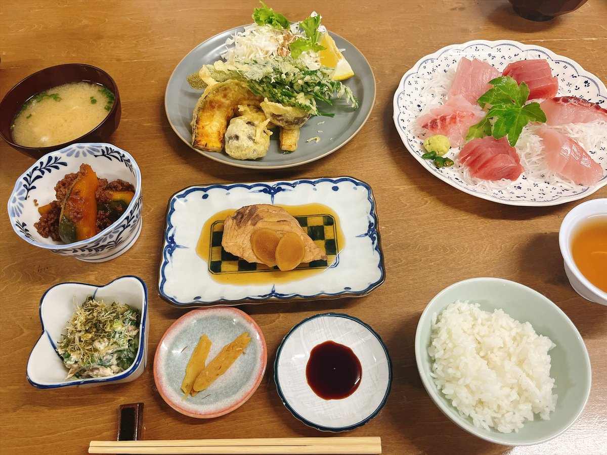 negisiva's tweet photo. 今日の夜ごはんもおいし！
お魚いっぱいで良質のたんぱく質を摂取！ https://t.co/IbMdg8Bxpw