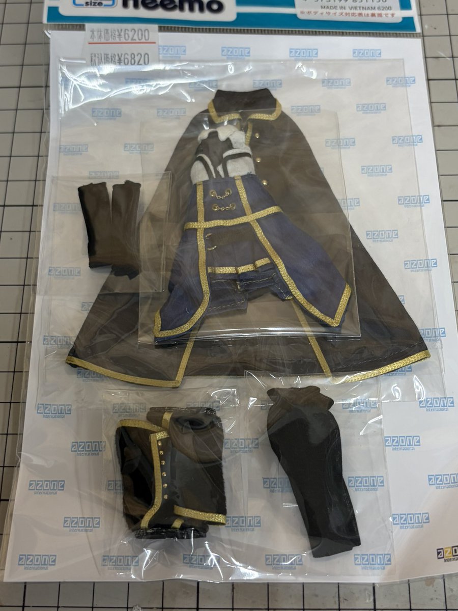 toko_5858's tweet photo. 全日本模型ホビーショーで購入したもの。その2
#アゾン さんの布服と #RAYWOOD さんの塗料カップ取り替え可能なエアブラシ。
エアブラシにはコジマ大隊長さんがサインしてくれました。😁 https://t.co/GhP6GP6IvP