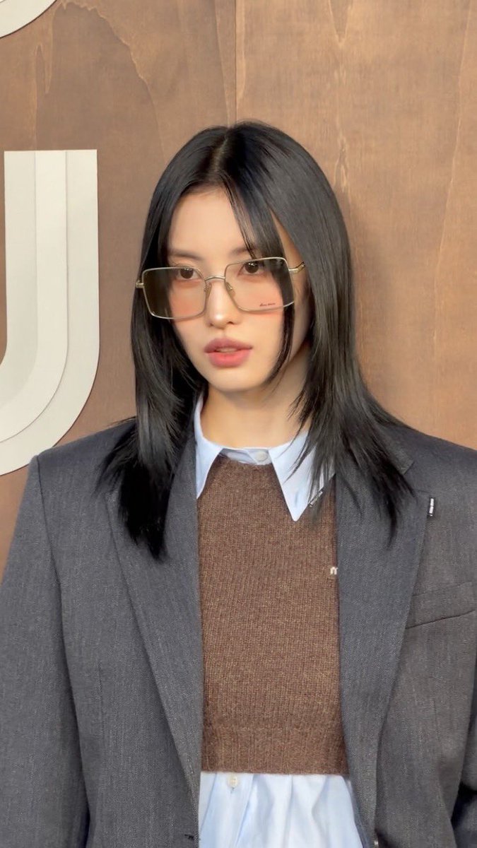 momosfeed's tweet photo. #MIUMIUxMOMO #MiuMiuSS27 https://t.co/VCINGee7uk