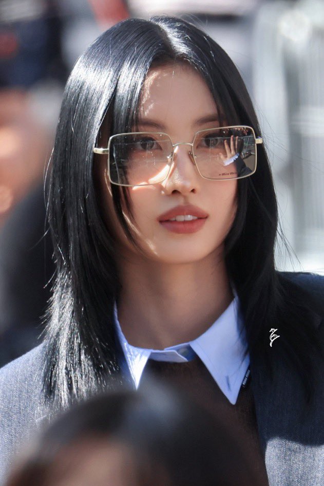 momosfeed's tweet photo. #MIUMIUxMOMO #MiuMiuSS27 https://t.co/VCINGee7uk