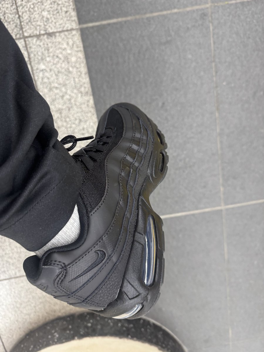 whooeast's tweet photo. 名前の響きが格好良くて、何もしらないのに何故か憧れ続けたNIKEスニーカーのエアマックスを購入。エアーが入っているから、ぷにぷにする歩き感を想像していたけど、意外と普通なのね笑　履き心地は流石に良い！ https://t.co/dM5utWARQM