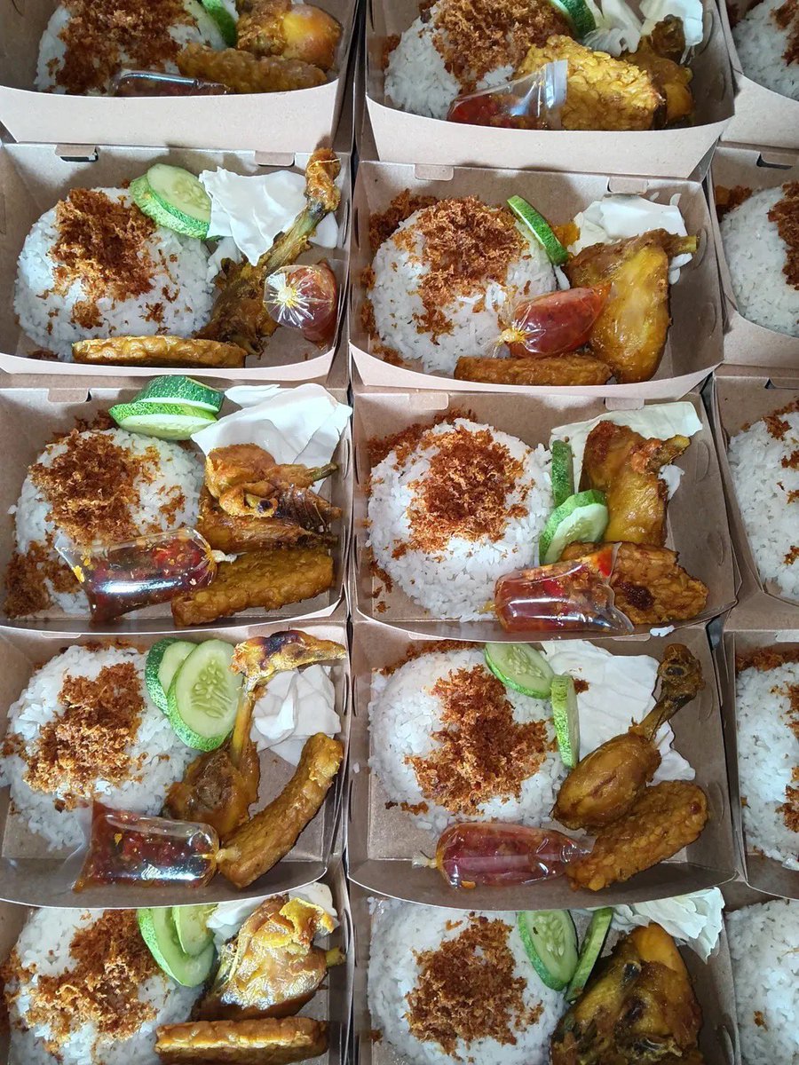 bernecklebmk's tweet photo. Assalamualaikum temen-temen, aku boleh minta bantuannya untuk like dan rt postingan ini,  
Ibu sedang membutuhkan biaya untuk adikku yang pejuang leukimia, Ibuku open ricebox untuk segala acara, jga untuk jumat atau sesekah subuh.
ini list sementara untuk jumat berkah minggu ini. https://t.co/lJZA5bCgtI