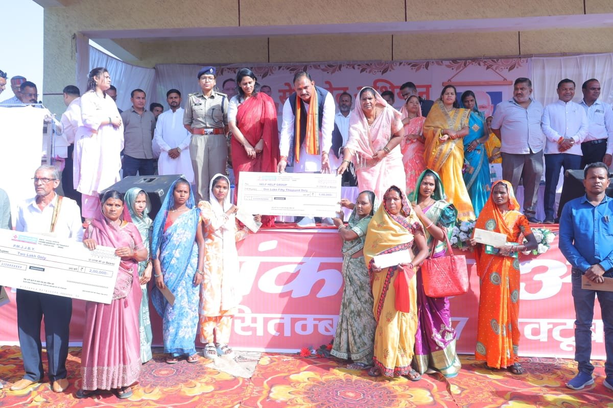ShyamBihariBjp's tweet photo. सेवा संकल्प अभियान के अंतर्गत आज खड़गवां जनपद पंचायत ग्राउंड में आयोजित शिविर में शामिल हुआ। शिविर के माध्यम से क्षेत्रवासियों को केंद्र एवं राज्य शासन की विभिन्न जनकल्याणकारी योजनाओं से जोड़ने, पात्र हितग्राहियों को योजनाओं का लाभ दिलाने तथा उनकी समस्याओं एवं आवेदनों का मौके पर ही निराकरण सुनिश्चित करने का प्रयास किया जा रहा है। सेवा संकल्प अभियान के अंतर्गत विधानसभा क्षेत्र में सेवा, समर्पण और जनकल्याण के कार्य निरंतर किए जा रहे हैं। इसी क्रम में जरूरतमंद बच्चों एवं आश्रमों तक आवश्यक सामग्री पहुंचाने के उद्देश्य से खिलौना दान एवं वस्त्र दान अभियान के तहत वाहन में खिलौने, वस्त्र एवं अन्य उपयोगी सामग्री भरकर भेजी गई। हमारा संकल्प है कि शासन की जनकल्याणकारी योजनाओं का लाभ समाज के अंतिम व्यक्ति तक पहुंचे और जरूरतमंदों के जीवन में सेवा के माध्यम से सकारात्मक बदलाव आए।
