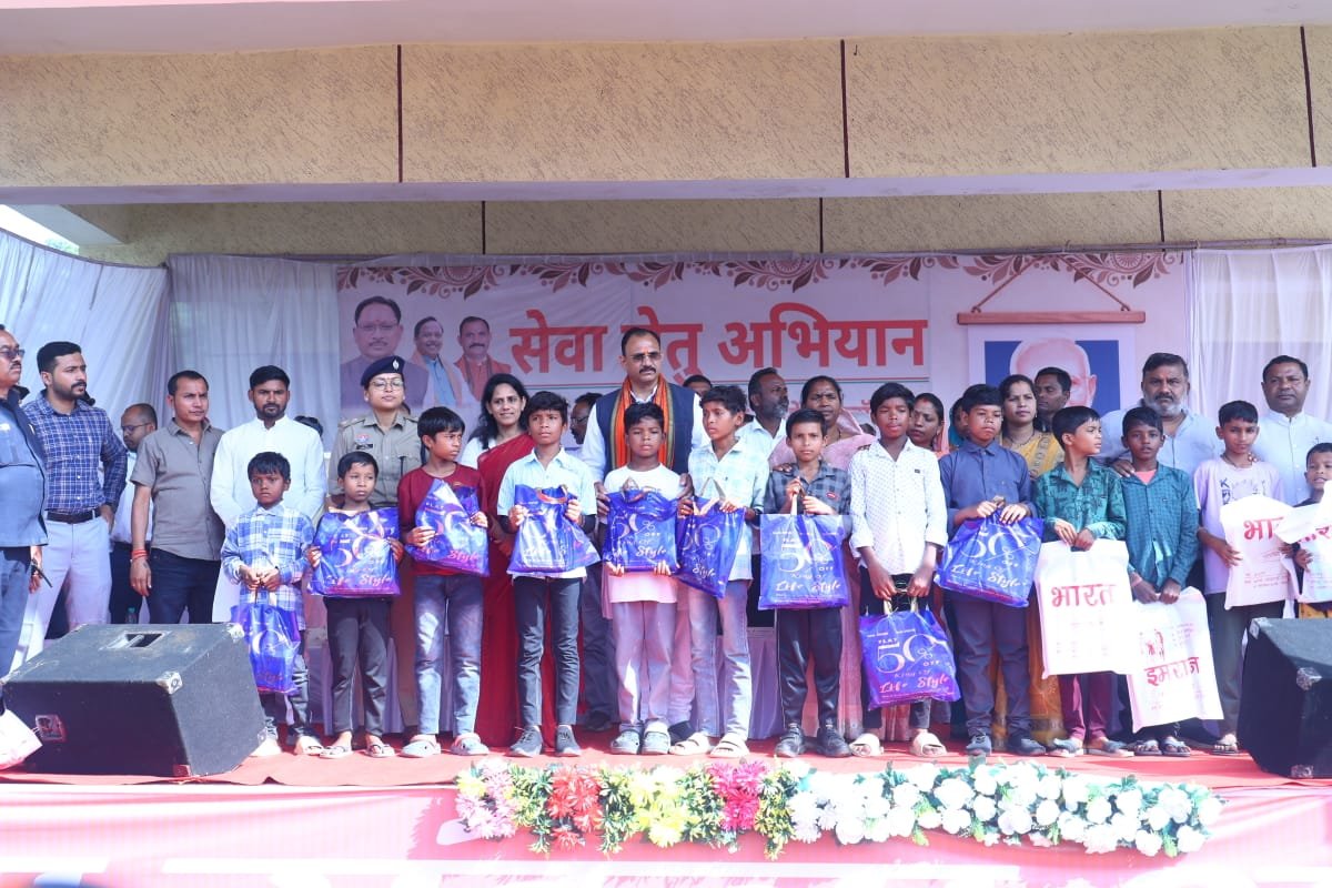 ShyamBihariBjp's tweet photo. सेवा संकल्प अभियान के अंतर्गत आज खड़गवां जनपद पंचायत ग्राउंड में आयोजित शिविर में शामिल हुआ। शिविर के माध्यम से क्षेत्रवासियों को केंद्र एवं राज्य शासन की विभिन्न जनकल्याणकारी योजनाओं से जोड़ने, पात्र हितग्राहियों को योजनाओं का लाभ दिलाने तथा उनकी समस्याओं एवं आवेदनों का मौके पर ही निराकरण सुनिश्चित करने का प्रयास किया जा रहा है। सेवा संकल्प अभियान के अंतर्गत विधानसभा क्षेत्र में सेवा, समर्पण और जनकल्याण के कार्य निरंतर किए जा रहे हैं। इसी क्रम में जरूरतमंद बच्चों एवं आश्रमों तक आवश्यक सामग्री पहुंचाने के उद्देश्य से खिलौना दान एवं वस्त्र दान अभियान के तहत वाहन में खिलौने, वस्त्र एवं अन्य उपयोगी सामग्री भरकर भेजी गई। हमारा संकल्प है कि शासन की जनकल्याणकारी योजनाओं का लाभ समाज के अंतिम व्यक्ति तक पहुंचे और जरूरतमंदों के जीवन में सेवा के माध्यम से सकारात्मक बदलाव आए।