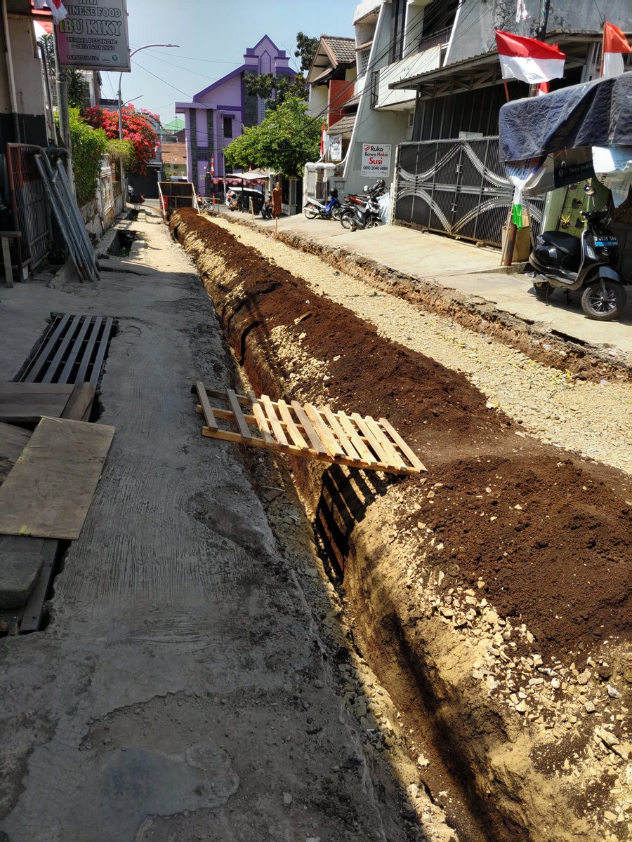 workerja1524's tweet photo. 歩けなさそうな道を進んでいくのが海外🚶
日本の道はきれいで平和ボケしそう😅 https://t.co/JTHka5zDeR