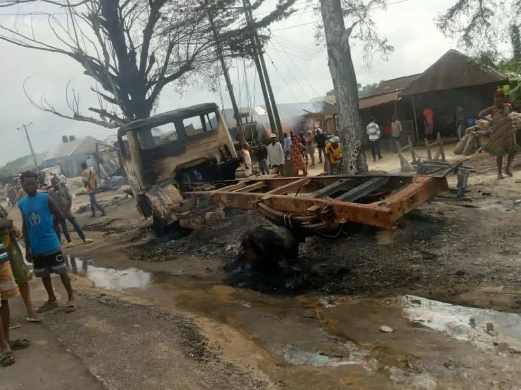 instablog9ja's tweet photo. Cross River Petrol Tanker Crash Claims One Life, Leaves Another Inj¥red https://t.co/ejKPqw3gkb
