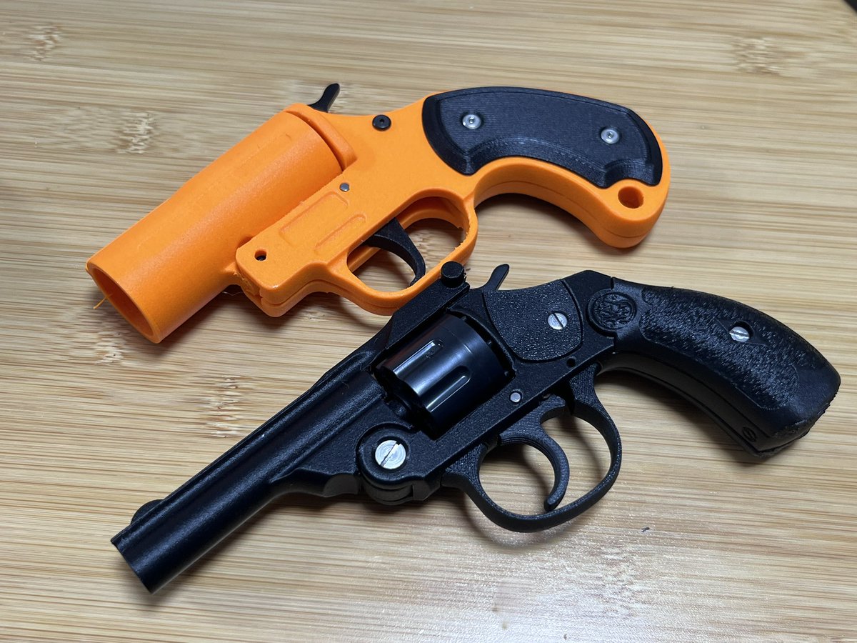 UKAs_craft's tweet photo. 100均　火薬銃→
S&amp;W 32口径トップブレイクリボルバー化

ハンマーの動きが渋い原因がわかりました！
サイドプレートが剛性が不足しており、ネジの締め込みを少し緩めると快調に！

もう一つ、トリガーの引き代が不足していた様なのでそこも調整中です！

完成までもう少し！ https://t.co/9pNyPqKymk
