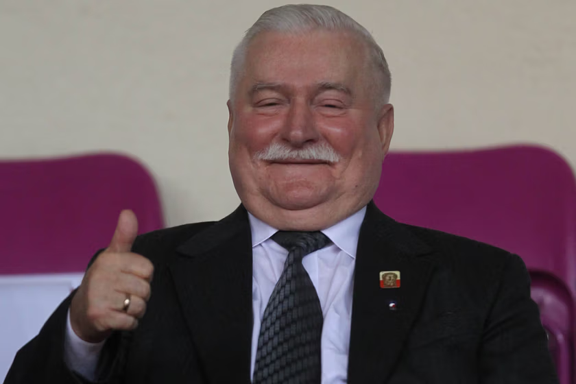 KWyszkowski's tweet photo. Lech Wałęsa: 15 grudnia 1970 r. Matka Boska w sposób cudowny uratowała mi życie - 
opowieść dla mnie po przystąpieniu do WZZ w 1978 r.
"Podeszliśmy pod komendę MO na Świerczewskiego, milicja zaczęła strzelać. Poczułem mocne oderzenie w miejscu serca i pomyślałem, że to śmierć, ale nie czułem bólu i nie widziałem krwi. 
Wtedy zobaczyłem, że mam w tym miejscu dziurę  w marynarce. Szukając kuli, z wewnętrznej kieszeni marynarki wyjąłem notesik, który zawsze tam nosiłem. Z jednej strony był przedziurawiony, ale z drugiej strony cały. 
Otworzyłem go - w środku miałem obrazek z Matką Boską, na nim zatrzymała się rozpłaszczona kula."

Od 3 czerwca 1978 r. Wałęsa chodził codziennie na modlitwy w Bazylice Mariackiej w intencji uwolnienia z więzienia Błażeja Wyszkowskiego i Bożena Rybicka mówiła mi, że rozmodlony solennie klęczał na kamiennym płytach.
Nie byłem w stanie pomyśleć, że ten prosty człowiek może poważyć się na bluźnierstwo i uwierzyłem, że naprawdę  został trafiony w pierś rykoszetem i jego wiara w cud, choć naiwna, jest prawdziwa.
