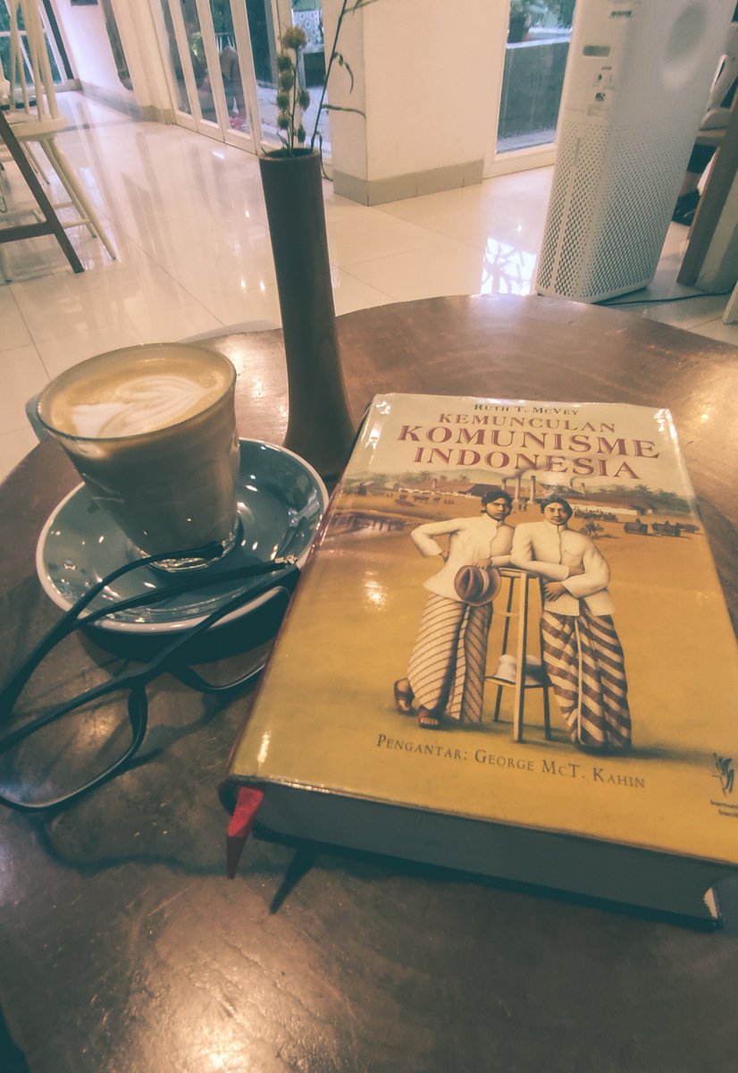 senogp's tweet photo. Apa pun asal foto buku + kopi. https://t.co/irv1kKmjkG
