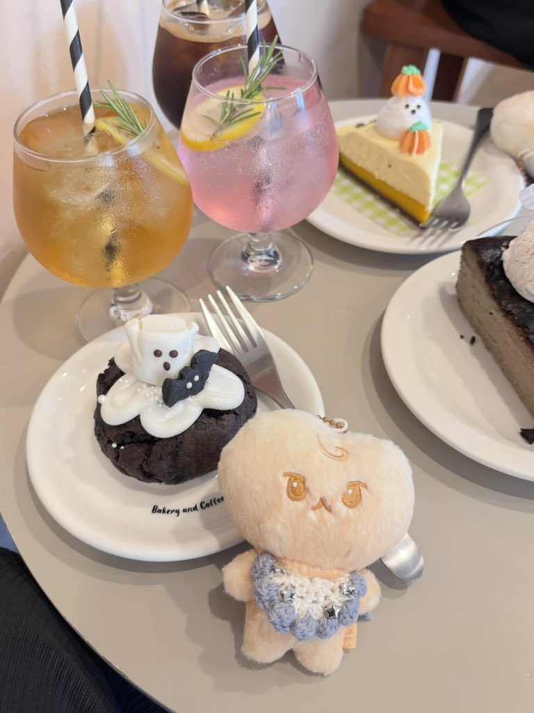 yuu_do021's tweet photo. ぱやちゃんちるちゃんとお久しぶりに集合🐰🍀
ハロウィンカフェ〜韓国料理食べながら近況報告してたくさんおしゃべりできて楽しかった😌🩵
みんな食べるのに夢中で韓国料理と写真撮るの忘れた😂
@_yapayapa @chillnoraja https://t.co/0Um9MfLPue