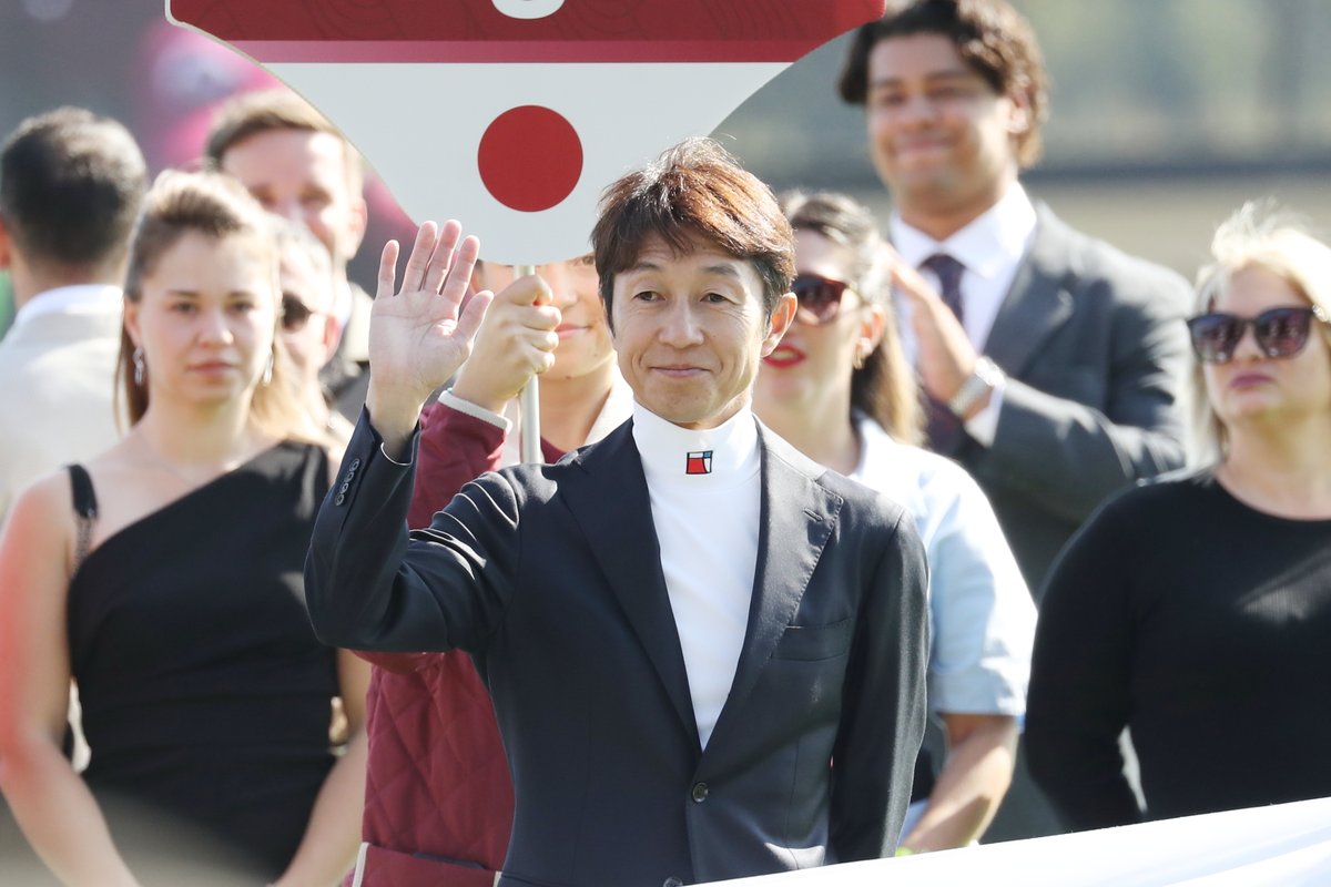 JRAVAN_info's tweet photo. #凱旋門賞 オープニングセレモニー🇫🇷
武豊騎手をはじめ、今年の凱旋門賞に挑む騎手たちが華やかに登場しました✨会場のボルテージも上がっています🔥 https://t.co/OU7NS0qDqY