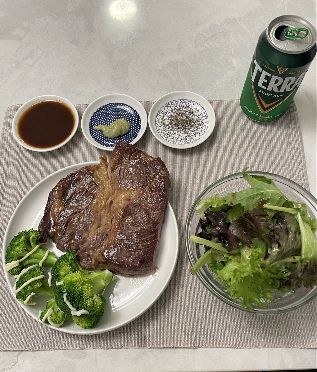 Captainbob_SG's tweet photo. 今週もシンガポールではコスパの良い、宅ステーキです！

約300gでSGD25です。

それでは、頂きます🙏 https://t.co/AHfJqQkdos