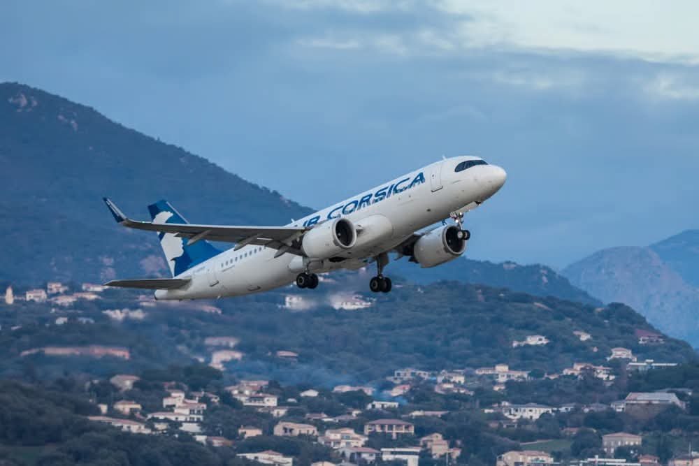 jon_delorraine's tweet photo. 🔴🇫🇷 ALERTE — LES DEUX HOMMES POURSUIVIS APRÈS LA DÉGRADATION DE LA VIERGE EN CORSE ONT FINALEMENT ÉTÉ « EXFILTRÉS » PAR AVION. QUI A PAYÉ ?

Nouveau rebondissement dans cette affaire qui provoque depuis plusieurs jours une immense colère en Corse.
Après avoir été reconnus vendredi soir à l’aéroport d’Ajaccio et empêchés de quitter l’île dans les conditions prévues, les deux hommes poursuivis après la dégradation de la statue de la Vierge à Porto-Vecchio sont finalement partis.

France 3 Corse ViaStella confirme ce dimanche qu’ils ont été « exfiltrés par voie aérienne » et qu’ils ont désormais quitté la Corse.
Mais une question devient désormais essentielle : dans quelles conditions cette exfiltration a-t-elle été organisée, avec quel avion et surtout aux frais de qui ?
Forces de l’ordre mobilisées, escorte, prise en charge pendant près de 48 heures puis organisation d’un départ aérien particulier : si des moyens publics supplémentaires ont été engagés pour permettre leur départ, les Français sont en droit de connaître la facture.
Après les faits qui leur sont reprochés, faudra-t-il maintenant découvrir que le contribuable a également financé leur départ de Corse ?

Si un avion a été spécialement affrété, il faut savoir par qui, pour quel montant et sur quel budget.
La transparence est simple : quel appareil ? quel trajet ? qui a organisé l’exfiltration ? qui a payé ?

Merci à @Laurenc08676871 et @RegardPatriote pour les infos.