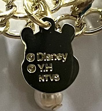 meyplesoap's tweet photo. 昔アパレルの付属品(釦やアクセ)のデザインしてたことあるので作りが気になる。今回のグッズの中でも特に缶バッジの刺繍のクオリティの高さは凄い✨️あと裏、ツヤ消しの良質のアルミ使ってる。バッグチャームの裏も気泡なく綺麗だし、ちっちゃいプーの裏にも©︎Y.Hの刻印😭 https://t.co/xDkXH3Kh4J